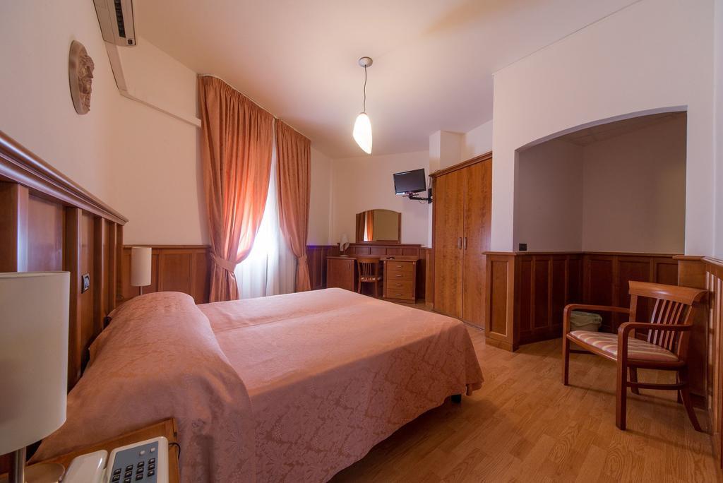 Hotel Del Camerlengo Fara San Martino Habitación foto