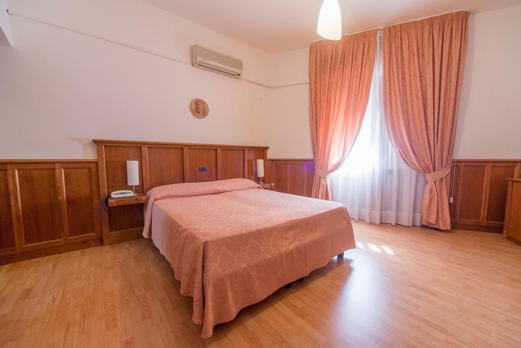 Hotel Del Camerlengo Fara San Martino Habitación foto